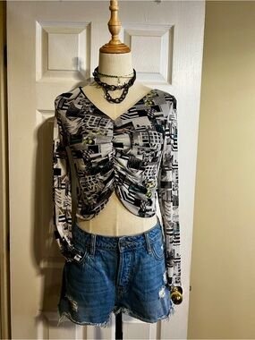 NUON‎ Wms Graphic Cityscape Sheer Mesh Ruched Crop Edgy Statement Gothic Top M